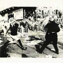 Load image into Gallery viewer, 7 Year Bitch : Lorna / No Fuckin&#39; War / You Smell Lonely (7&quot;, EP, Pur)
